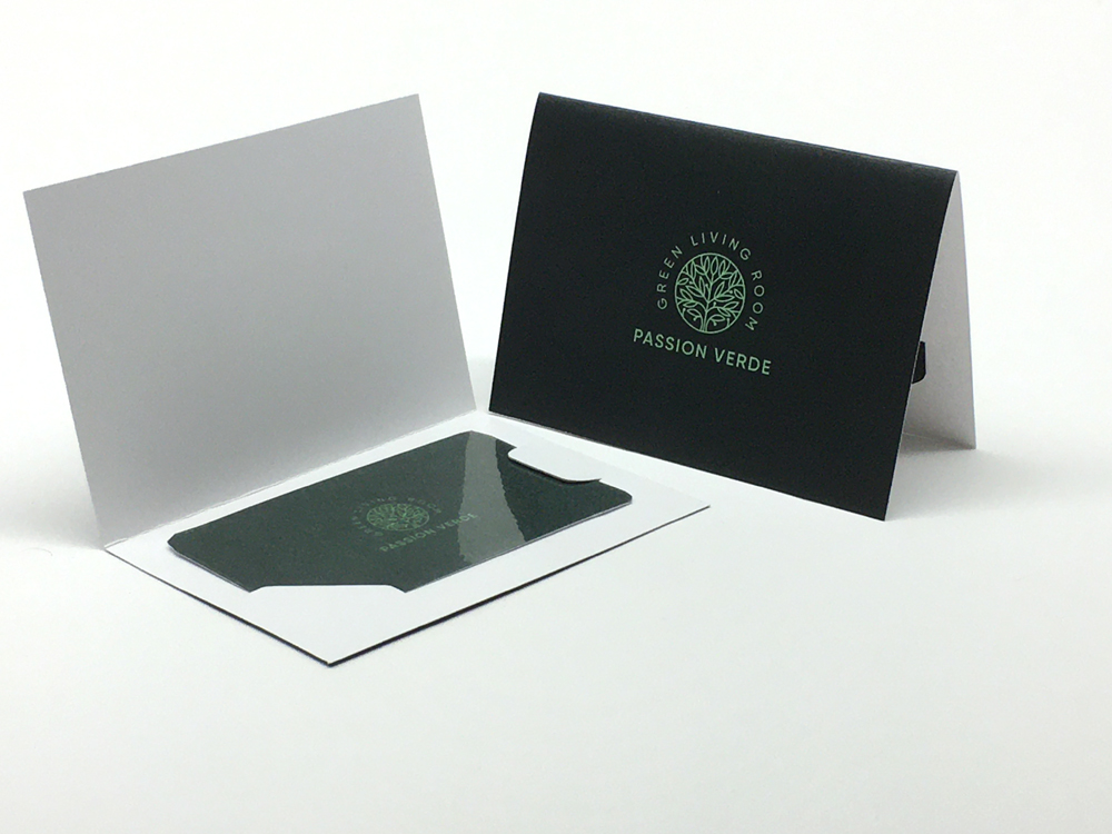 Carte d’accès montrant une carte à l’intérieur d’un étui noir et son packaging blanc.