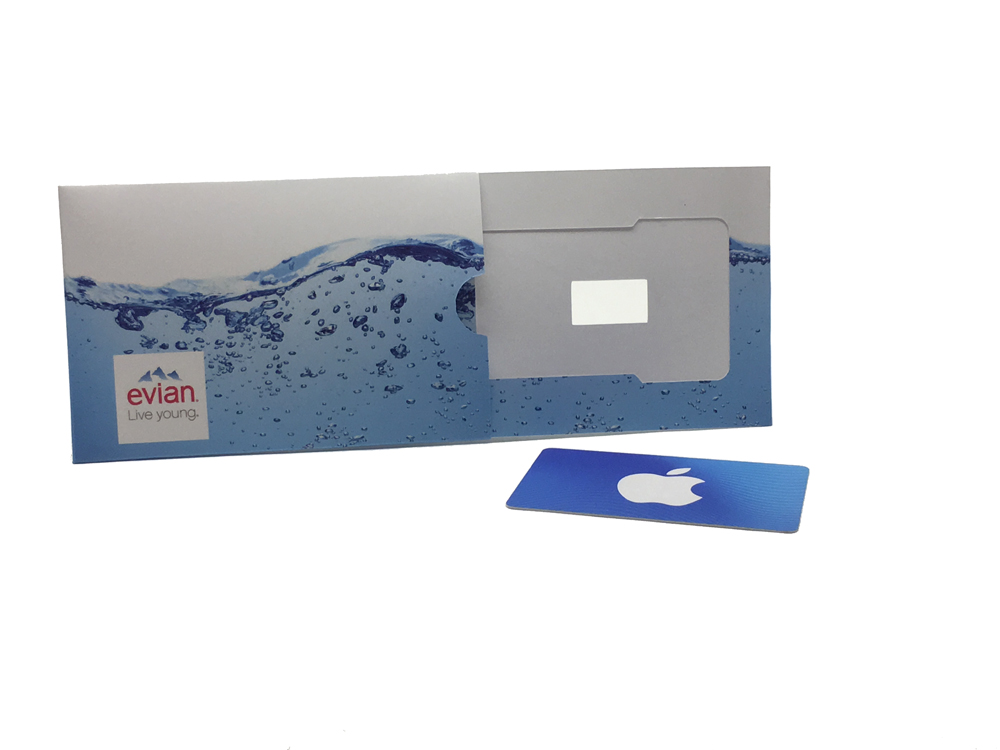 Carte d’accès sous forme de badge bleu à côté d’une enveloppe ou emballage gris et bleu avec logo Evian, image suggérant la