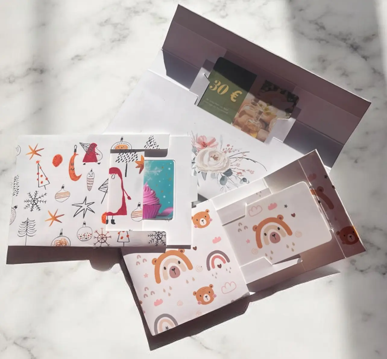 Cartes et effets cadeaux sur papier décoré: enveloppes et pochettes fantaisie avec motifs colorés (gâteaux, fleurs, ours)