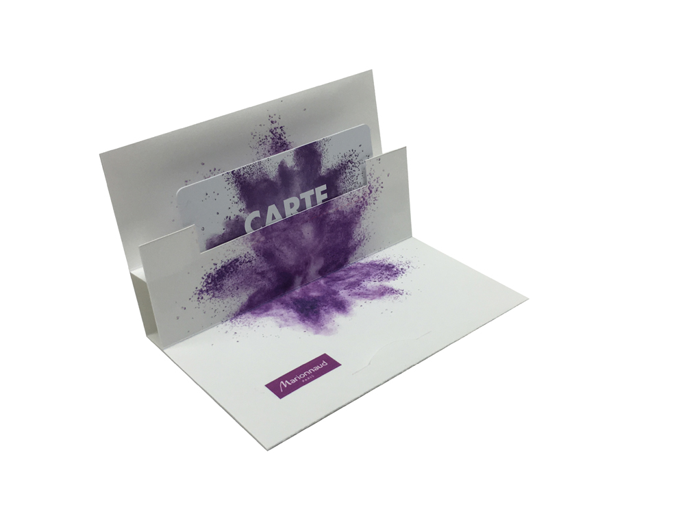 Cartes de visite ou d'accueil posées sur un support blanc avec motif violet autour d'une étoile d'encre par impression sur